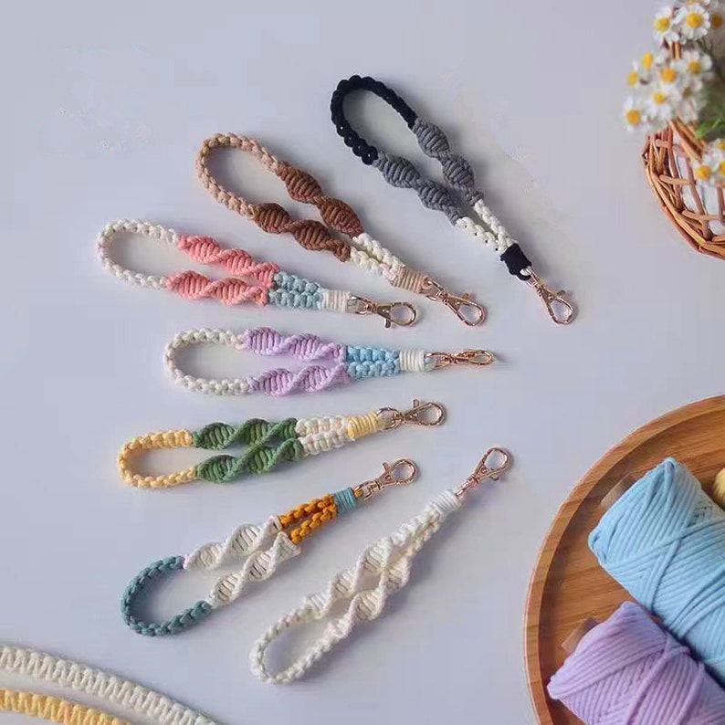 Puede incluir: Un conjunto de seis llaveros de crochet de colores con cierres de metal dorado. Los llaveros est&aacute;n hechos con hilos de diferentes colores, incluyendo rosa, verde, amarillo y blanco.