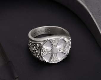 Anillo de boda ancho para hombre con cruz gótica grabada, de plata de ley 925 maciza, con mensaje cristiano.