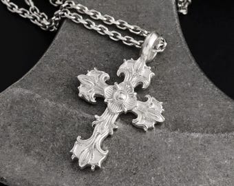 刻印入りフルール・ド・リス十字架ネックレス、925スターリングシルバー製フローラルクリスチャンペンダント、パーソナライズ可能、ユニセックス、日常使いのジュエリーギフト