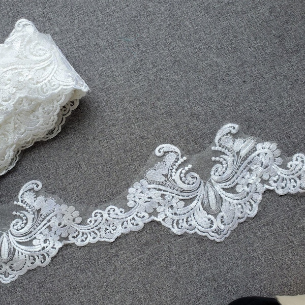 Haut de gamme dentelle de broderie plate Blanc Beige grossistes en dentelle symétrique adapté à la décoration de vêtements voile dentelle