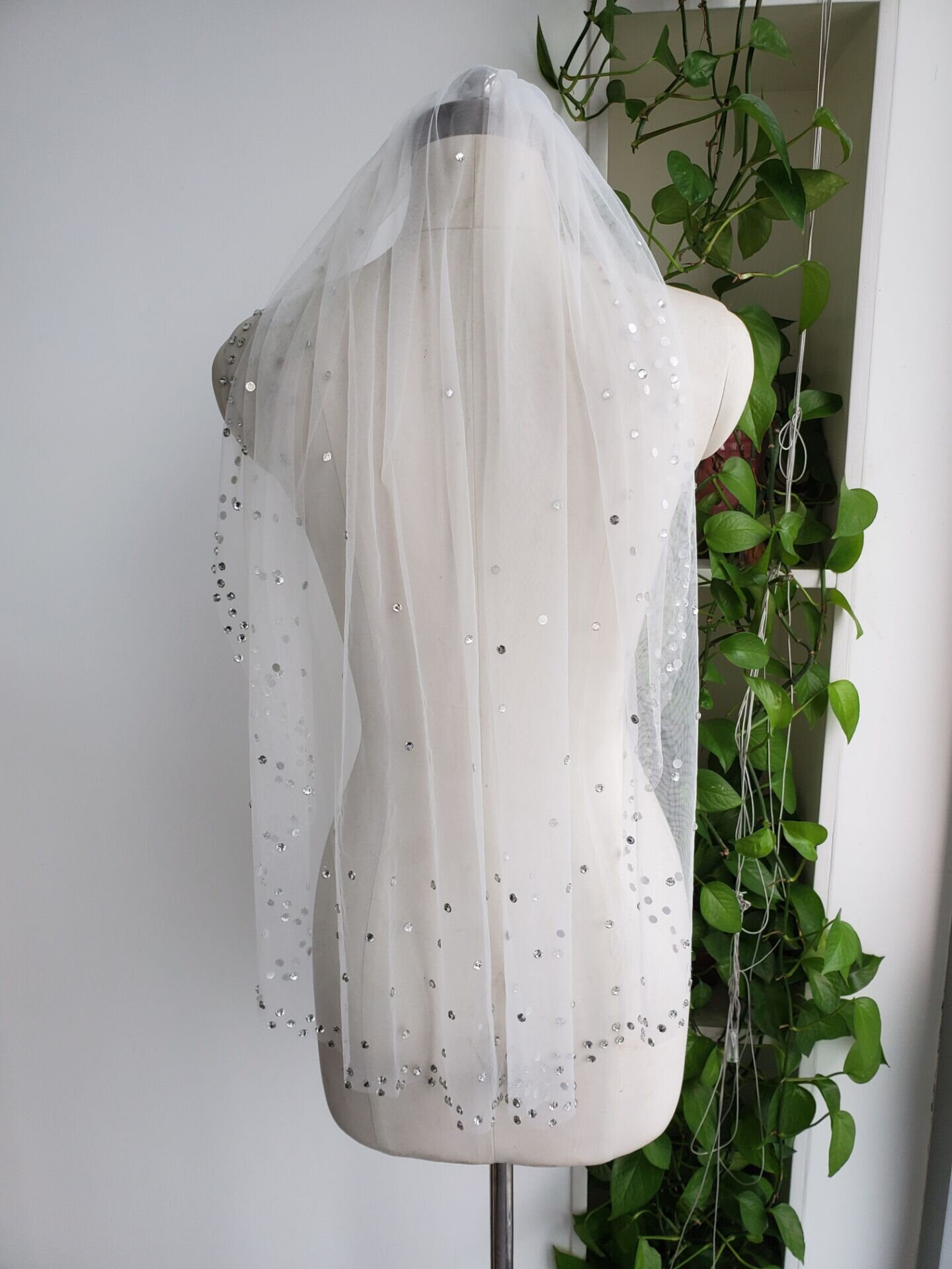 Crystal Wedding Veil 1 Layer Fingertip Length Bridal Veil in White, Ivory ,Off-white