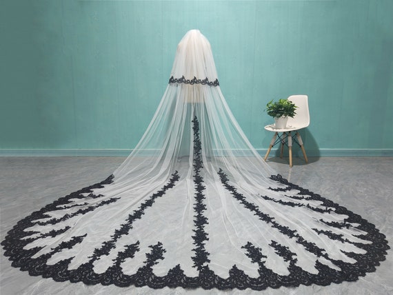 Velo da sposa vintage in pizzo nero con applicazioni a cattedrale