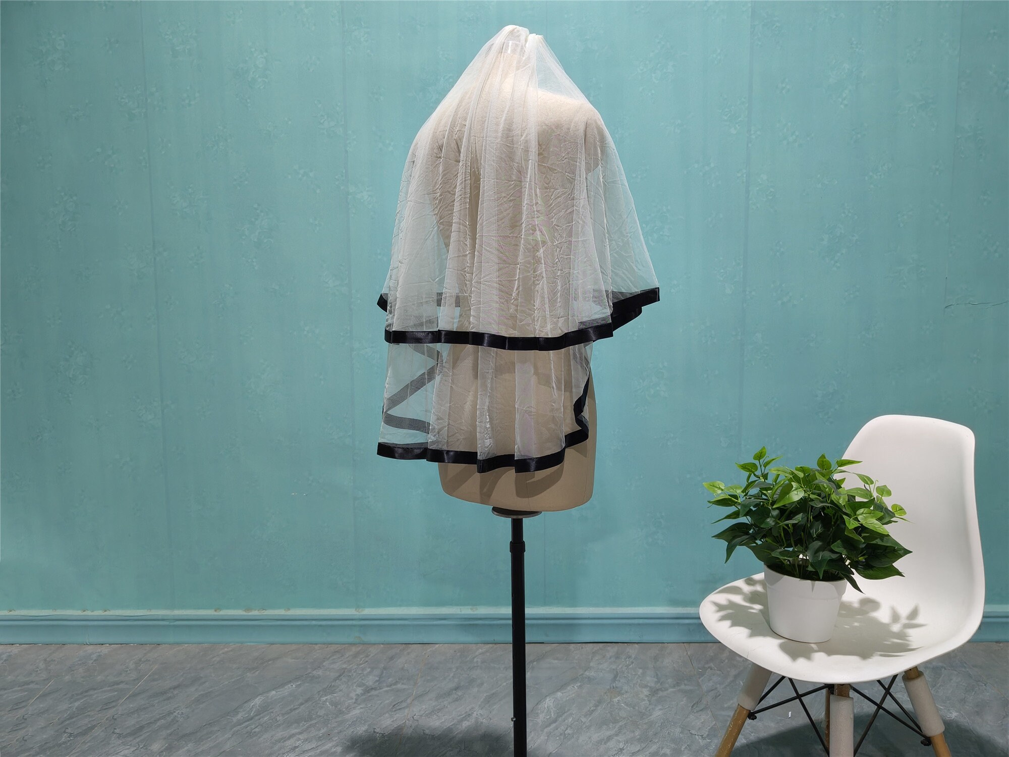 Velo Da Sposa Corto Nero Con Pettine, Tulle 2 Strati E Bordo In Nastro Di Raso - 3