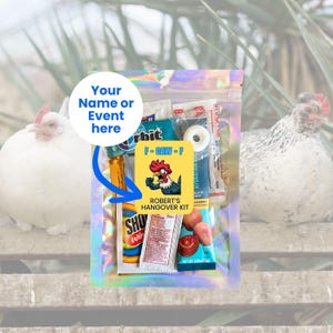 Puede incluir: Una bolsa transparente e iridiscente llena de artículos para la resaca. Una tarjeta amarilla con un gallo y el texto "F-CAW-F" y "ROBERT'S HANGOVER KIT" está en el centro. Dos gallinas están en el fondo.