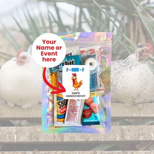 Puede incluir: Una bolsa transparente e iridiscente con cremallera llena de artículos para la recuperación de la resaca. La bolsa presenta una etiqueta con un gallo de dibujos animados y el texto "Sam's Hangover Kit". También es visible el texto "Your Name or Event here".