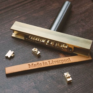 Set di timbri in pelle con alfabeto / Times New Roman / Lettere, numeri e simboli
