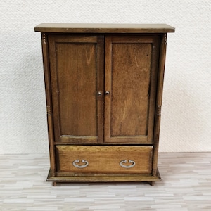 1:12 Dollhouse Wooden Wardrobe, 1/12 Mini Retro Doll Cabinet, Miniature Wardrobe, Dollhouse Furniture, Dollhouse Room Decoration