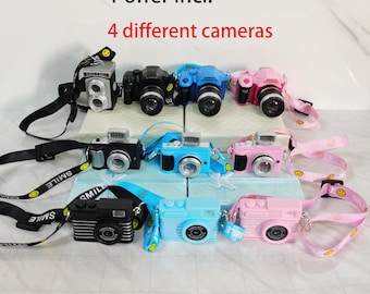 Casa de muñecas Un juego de 4 cámaras diferentes, cámara de elfo en miniatura con linterna / sonido de obturador y correa SMILE ajustable, mini cámara falsa