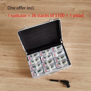 Mini valise pour maison de poupée miniature à l'échelle 1/6 comprenant 36 piles, 100 dollars US et 1 pistolet dans un lot