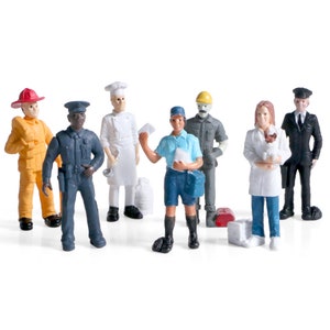 Miniature 1:32 Gauge 1 Scale Hand Painted Plastic People Figures Architecture Model Train Accessory for Landscape Model Rail Set of 7