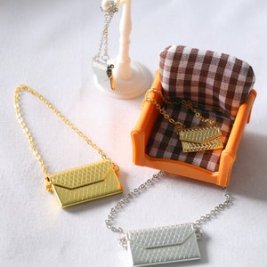 1: 6 oder 1/12 Skala 2er Set (1 Silber + 1 Gold) Miniatur Puppen Geldbörse Puppenhaus Handtasche Mini Metall Taschen Geeignet für die Puppensammlung