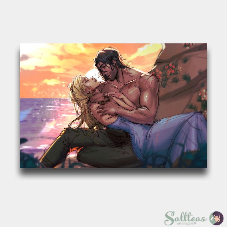 Peut inclure: Une peinture repr&eacute;sentant un couple s'embrassant sur une plage au coucher du soleil. L'homme est torse nu et a les cheveux noirs, tandis que la femme a de longs cheveux blonds et porte une robe bleue. Le couple est baign&eacute; dans une douce lumi&egrave;re dor&eacute;e.