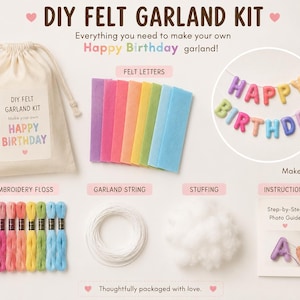 Könnte beinhalten: Ein DIY-Filzgirlanden-Set mit einem Kordelzugbeutel mit der Aufschrift DIY FELT GARLAND KIT, bunten Filzstücken, Stickgarn in verschiedenen Farben, weißer Girlandenschnur, weißer Füllwatte und einer Schritt-für-Schritt-Fotoanleitung für eine Happy Birthday-Girlande.
