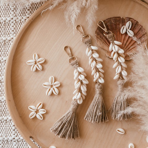 Handmade Boho Shell Macramé Keychain - Summer Beach Accessory,