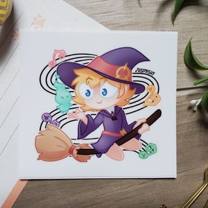 WYCOFANE Z PRODUKCJI Little Witch Academia - Lotte Jansson - Naklejka winylowa wysokiej jakości - Cięcie pocałunkami, odporne na warunki atmosferyczne - Urocza grafika - Anime Manga