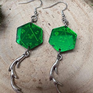 Gröna örhängen med tärningar och horn