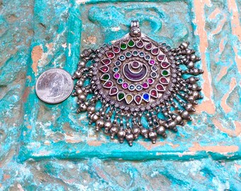 Colgante tribal hecho a mano en plata 925 – Joyería Multan, vidrio colorido