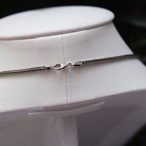 Puede incluir: Un collar de cadena de plata con cierre de mosquet&oacute;n. La cadena est&aacute; hecha de peque&ntilde;os anillos unidos.