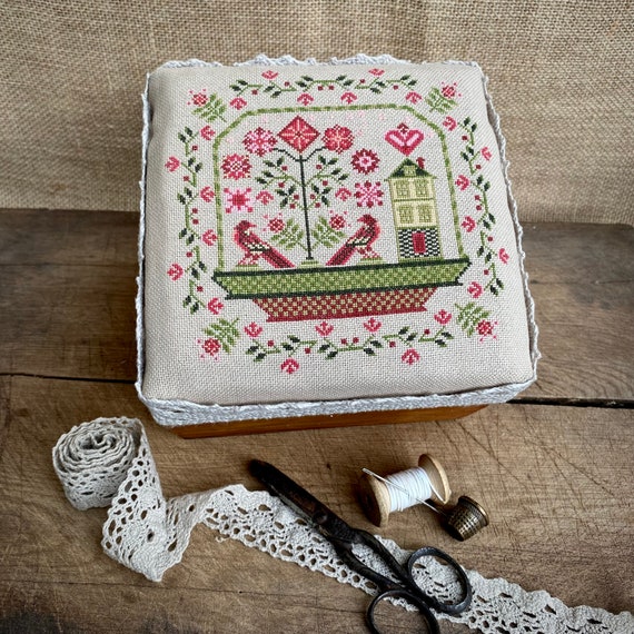 クロスステッチ刺繍で飾られた木箱、ヴィンテージクロスステッチ装飾