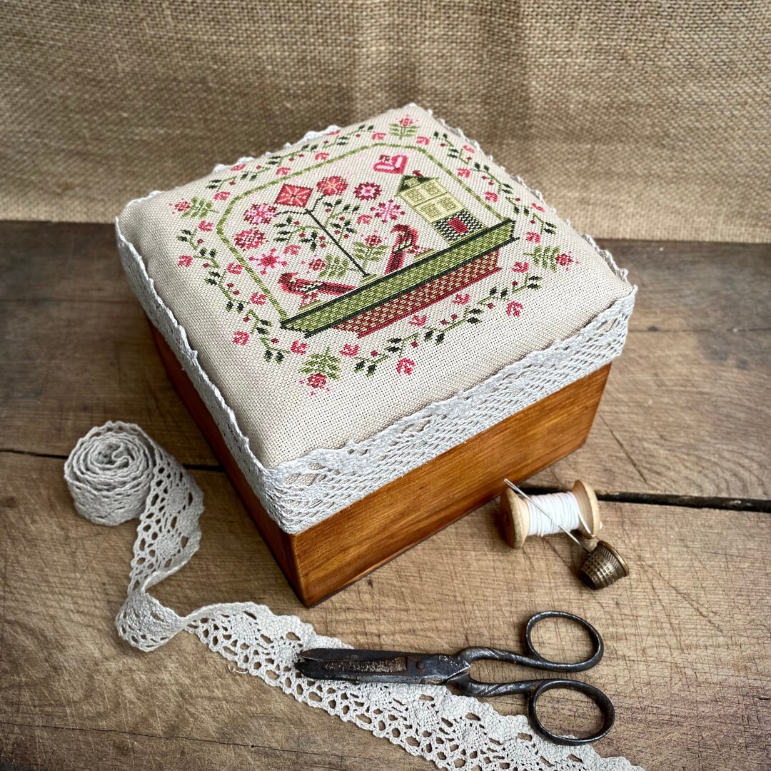 クロスステッチ刺繍で飾られた木箱、ヴィンテージクロスステッチ
