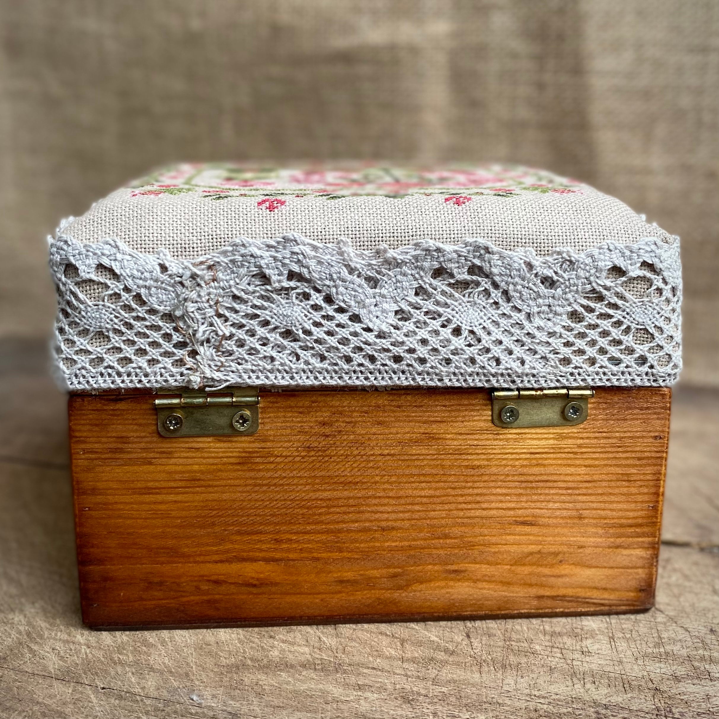クロスステッチ刺繍で装飾された木箱、ヴィンテージクロスステッチ装飾