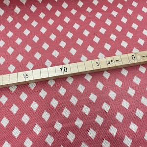 Könnte beinhalten: Ein Holzlineal mit Markierungen in Zentimetern und Zoll. Das Lineal ist mit den Zahlen 0, 5, 10, 15 und 0,5 m gekennzeichnet.