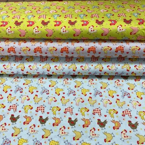 Könnte beinhalten: Vier Stoffstücke mit einem sich wiederholenden Muster aus bunten Hühnern auf weißem Hintergrund. Der Stoff ist in einem Stapel gefaltet.