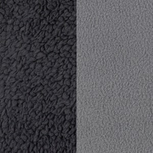 Pu&ograve; includere: Primo piano di due campioni di tessuto, uno nero e uno grigio. Il tessuto nero ha una texture pelosa, mentre il tessuto grigio ha una texture liscia.
