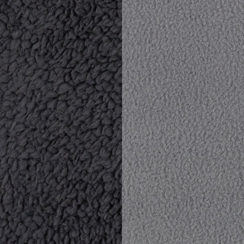 Pu&ograve; includere: Primo piano di due campioni di tessuto, uno nero e uno grigio. Il tessuto nero ha una texture pelosa, mentre il tessuto grigio ha una texture liscia.