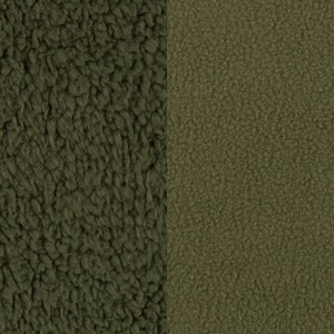 Pu&ograve; includere: Primo piano di due diverse trame di tessuto verde. Il tessuto a sinistra ha una trama soffice e morbida, mentre il tessuto a destra ha una trama liscia e vellutata.
