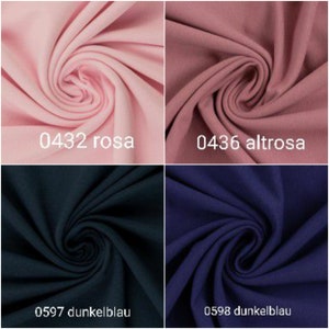 Puede incluir: Cuatro muestras de tela en diferentes colores: rosa, rosa, azul oscuro y azul marino. Las muestras est&aacute;n dispuestas en una cuadr&iacute;cula. La tela es lisa y tiene un ligero brillo. Las muestras est&aacute;n etiquetadas con sus c&oacute;digos de color y nombres correspondientes: 0432 rosa, 0436 altrosa, 0597 dunkelblau y 0598 dunkelblau.