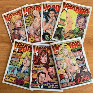 Könnte beinhalten: Eine Sammlung von Comic-Covern im Vintage-Stil mit farbenfrohen Illustrationen von Frauen, Monstern und verschiedenen Charakteren. Die Cover tragen den Titel "Voodoo Serie" in fetten roten Buchstaben. Jedes Cover hat eine eindeutige Nummer und einen Titel.
