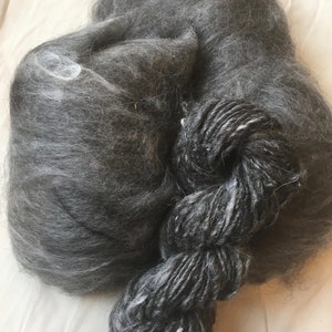 バット、アルパカバット、100% グレー スリ アルパカ バット、アルパカ フリース、紡績、織り、糸、ニードル フェルト、アルパカ繊維、ドラムカード アルパカ繊維