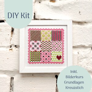 Könnte beinhalten: DIY-Kreuzstich-Set mit einem farbenfrohen Patchwork-Design in einem weißen Rahmen. Das Set enthält eine Bildanleitung und Anweisungen für den grundlegenden Kreuzstich.