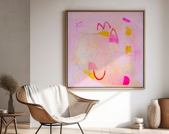 Op de afbeelding: Abstract schilderij met roze, gele en rode vormen op een lichtroze achtergrond. Het schilderij is ingelijst in een licht houten lijst en hangt aan een witte muur.