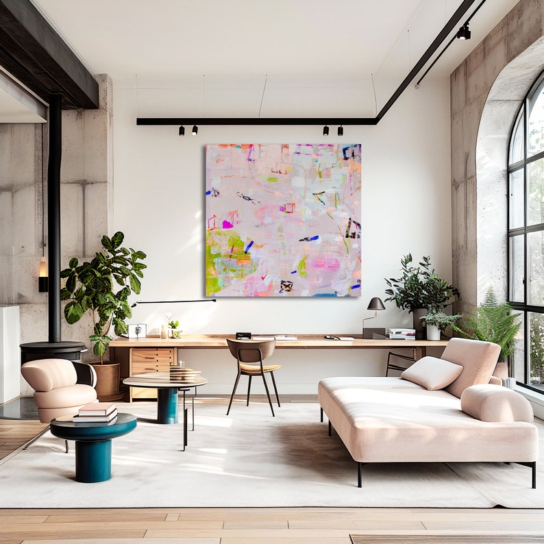 Peut inclure: Peinture abstraite aux couleurs rose, verte, bleue et blanche. La peinture est accroch&eacute;e &agrave; un mur blanc dans un salon moderne avec un canap&eacute;, des chaises et une table basse.
