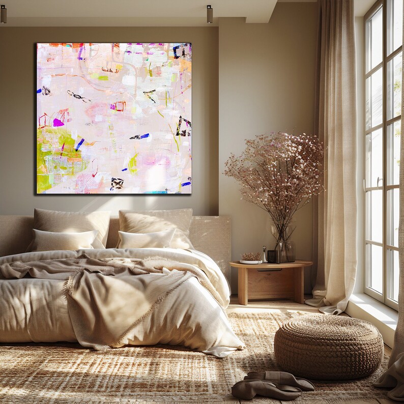 Peut inclure: Un int&eacute;rieur de chambre &agrave; coucher avec une grande peinture abstraite au-dessus d'un lit avec une couette et des oreillers beiges. Une petite table de chevet en bois avec un vase de fleurs s&eacute;ch&eacute;es se trouve &agrave; c&ocirc;t&eacute; du lit. Un repose-pieds en osier et une paire de pantoufles sont sur le sol.