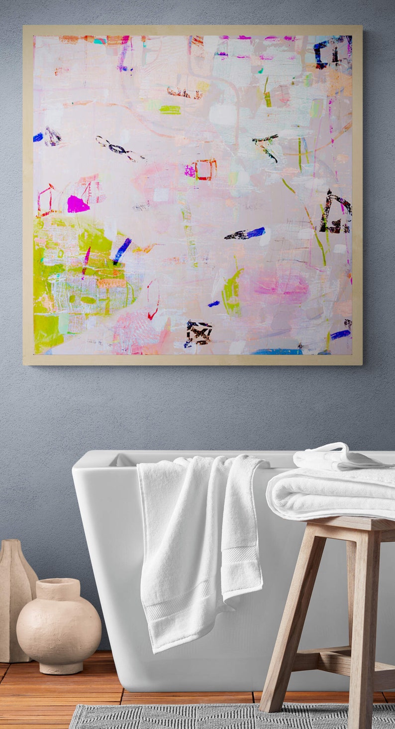 Peut inclure: Une peinture abstraite encadr&eacute;e avec un fond rose clair et des coups de pinceau color&eacute;s dans des tons de bleu, vert, jaune et rose. La peinture est accroch&eacute;e &agrave; un mur bleu clair au-dessus d'une baignoire blanche.