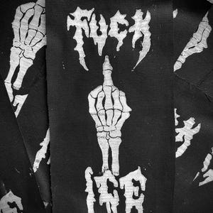 Może przedstawiać: Czarna naszywka z białym tekstem i szkieletową dłonią pokazującą środkowy palec. Słowo "FUCK" znajduje się nad dłonią, a "ICE" pod nią. Widoczne są inne naszywki o podobnych wzorach.
