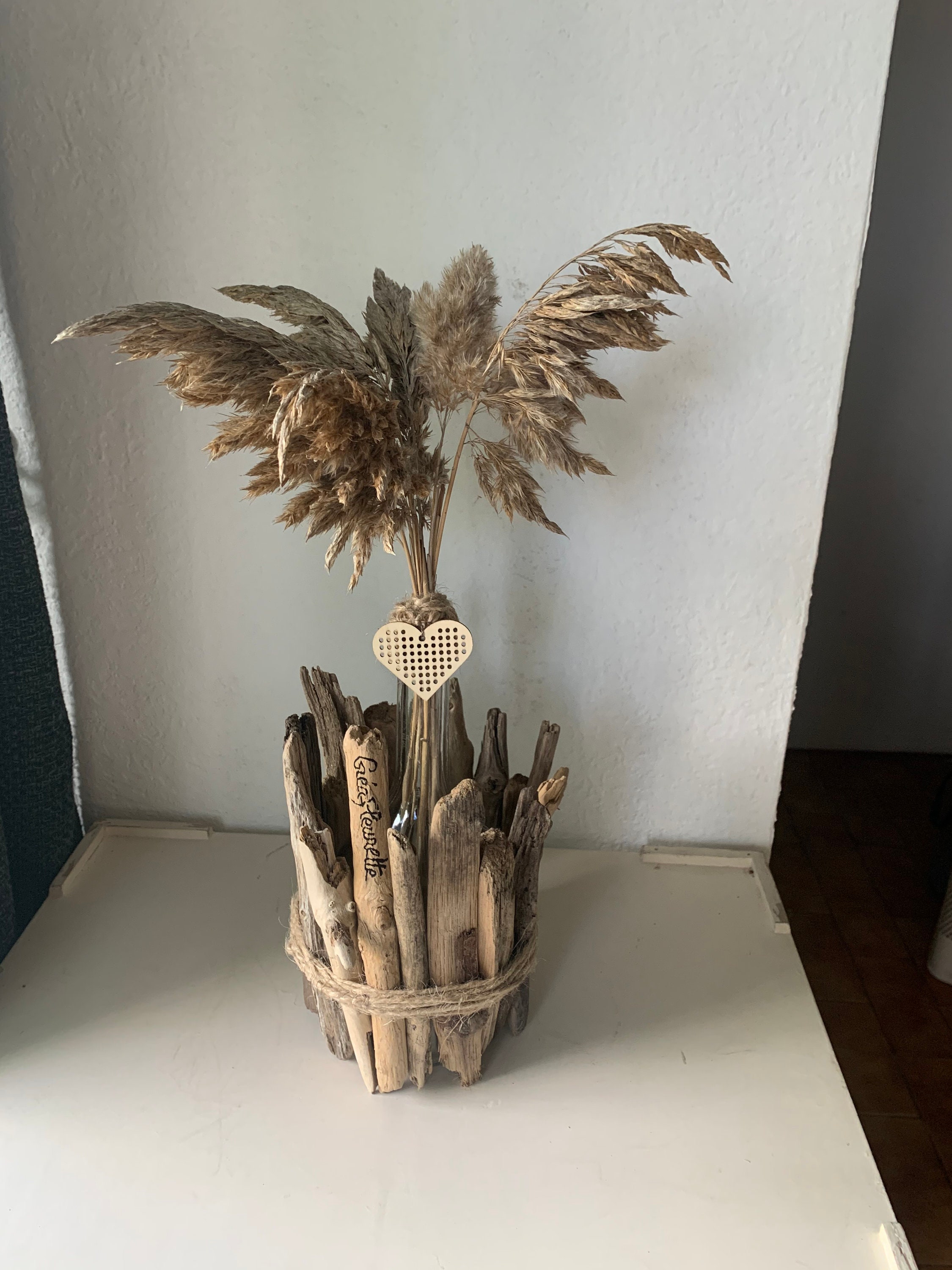 Vase en Bois Flotté Décoré d'un Coeur et Herbes de La Pampa