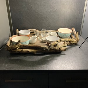 Plateau en bois flotté et vaisselle pour brunch à la Fête des Mères image 1