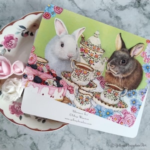 Carte postale pour le thé de l'après-midi aux coins arrondis représentant de mignons lapins, des fleurs, une théière, des tasses à thé et un gâteau !