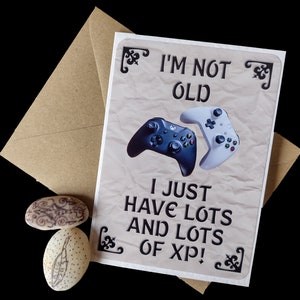 Carte d'anniversaire de joueur - Je ne suis pas vieux, j'ai juste beaucoup et beaucoup d'XP - Avec des contrôleurs de jeu - Humour - Drôle