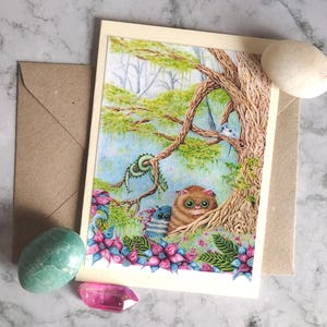 Carte de voeux Un autre jour dans la forêt étrange - carte faite main avec de jolies créatures fantastiques - amitié - anniversaire - carte de célébration.