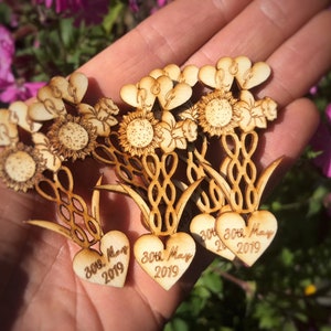 Könnte beinhalten: Holz-Herz-Hochzeitsgeschenke mit Sonnenblumen-Design und dem eingravierten Datum "30. Mai 2019" auf jedem.