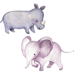 K&ouml;nnte beinhalten: Aquarell-Illustration eines lilafarbenen Nashorns und eines lilafarbenen Elefanten. Das Nashorn geht nach links und der Elefant geht nach rechts.