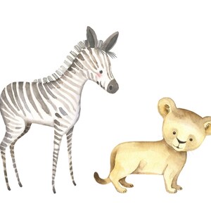 K&ouml;nnte beinhalten: Aquarell-Illustration eines Zebras und eines L&ouml;wenjungen. Das Zebra steht auf allen vieren mit dem Kopf zur Seite gedreht. Der L&ouml;wenjunge steht auf allen vieren mit dem Kopf zur Seite gedreht und schaut den Betrachter an. Beide Tiere sind in einem realistischen Stil mit weichen, gedeckten Farben gemalt.
