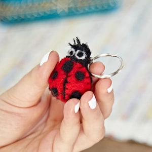 Chaveiro de feltro em forma de joaninha Lilly - Chaveiro de feltro - Chaveiro de joaninha - Acessório fofo - Presentes para meia de Natal - Chaveiro de joaninha - Chaveiro de joaninha