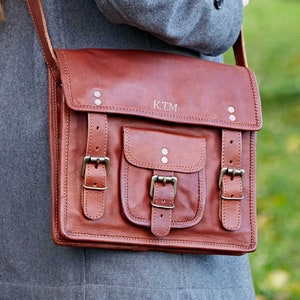 Cartera de piel marrón mediana personalizada - Correa de hombro ajustable - Cierre con hebilla de metal - Bolso esencial perfecto - Bolso universitario