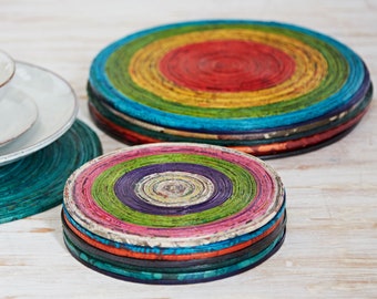 Gerecycleerde krant ronde placemats - unieke placemat - kleurrijk servies - eettafel couvert - gerecycleerde papieren placemats